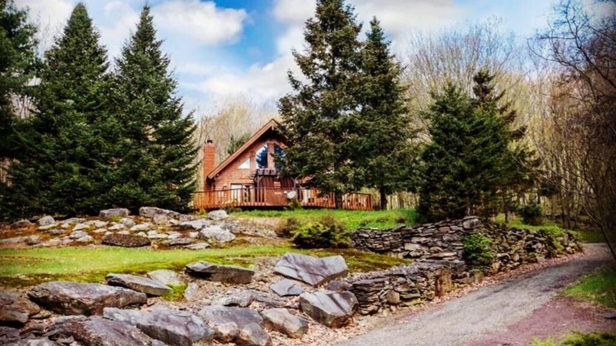 Stamford Cabin | Secluded Log Cabin in Catskills with jacuzzi and mountain/lake view