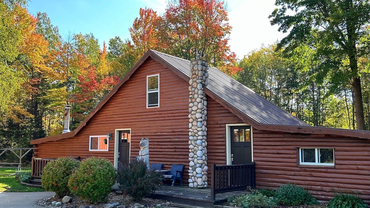 Escanaba Cabin | Secluded Log Cabin on 10 acres