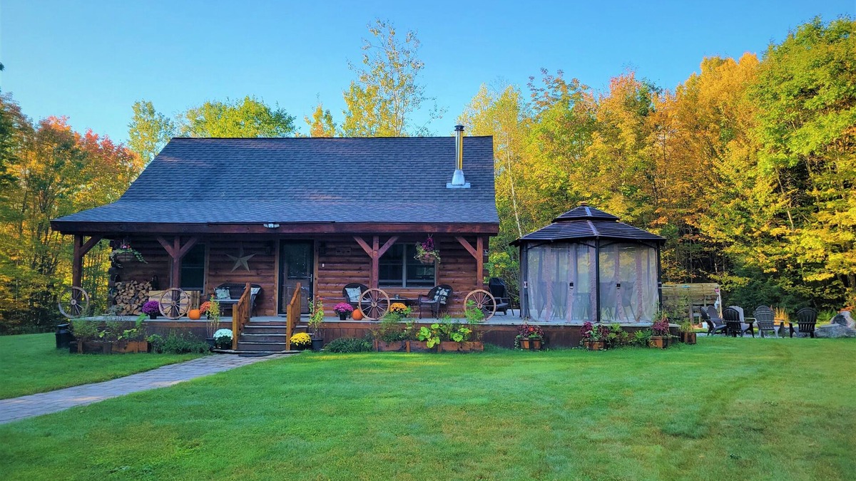 Marlow House | Secluded Log Home Sitting on 10 Acres.