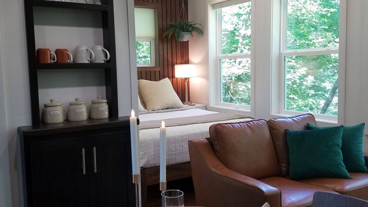 Elroy Cottage | Secluded luxury accommodations with woodland pond view and private hiking trails