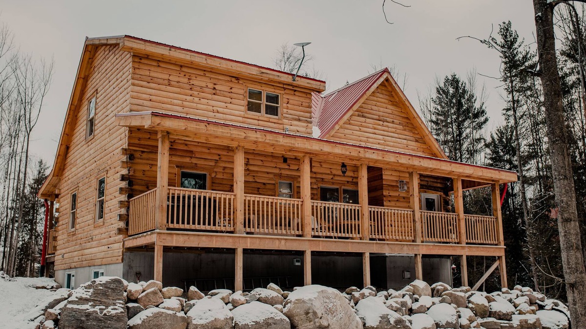 Hamilton Township Cabin | Secluded Luxury Cabin with Hot Tub, 10 mins from Cobourg Beach