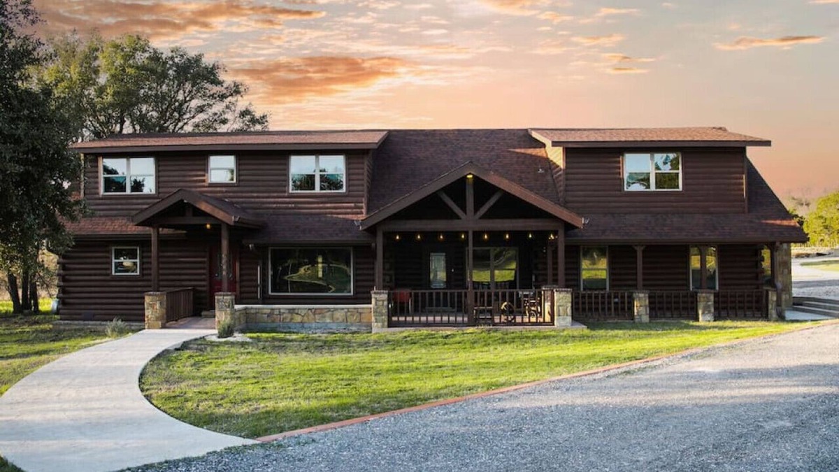 Belton Cabin | Secluded Luxury Log Cabin On 5 Acres With Game Room