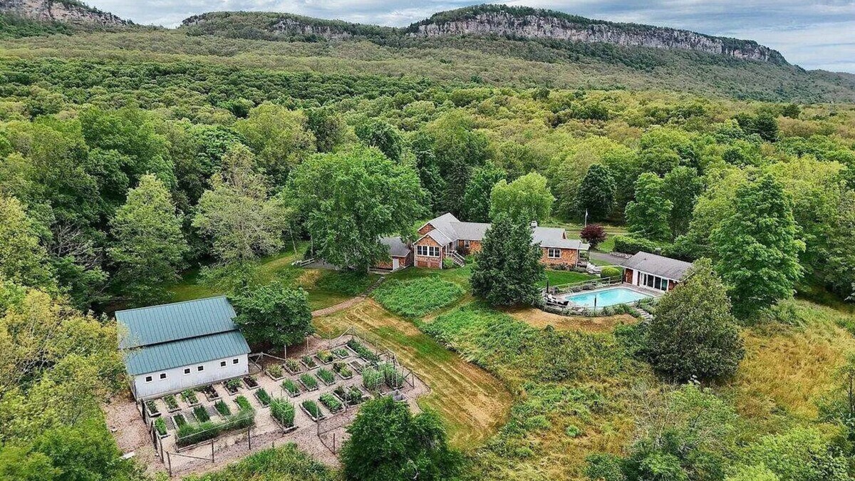 New Paltz House | Secluded modern farmhouse at the foot of the Gunks