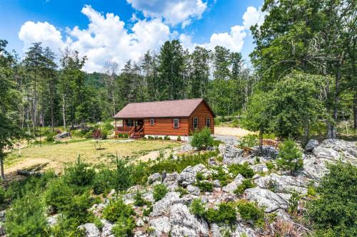 Wardensville House | Secluded Mountain Cabin in Wardensville!