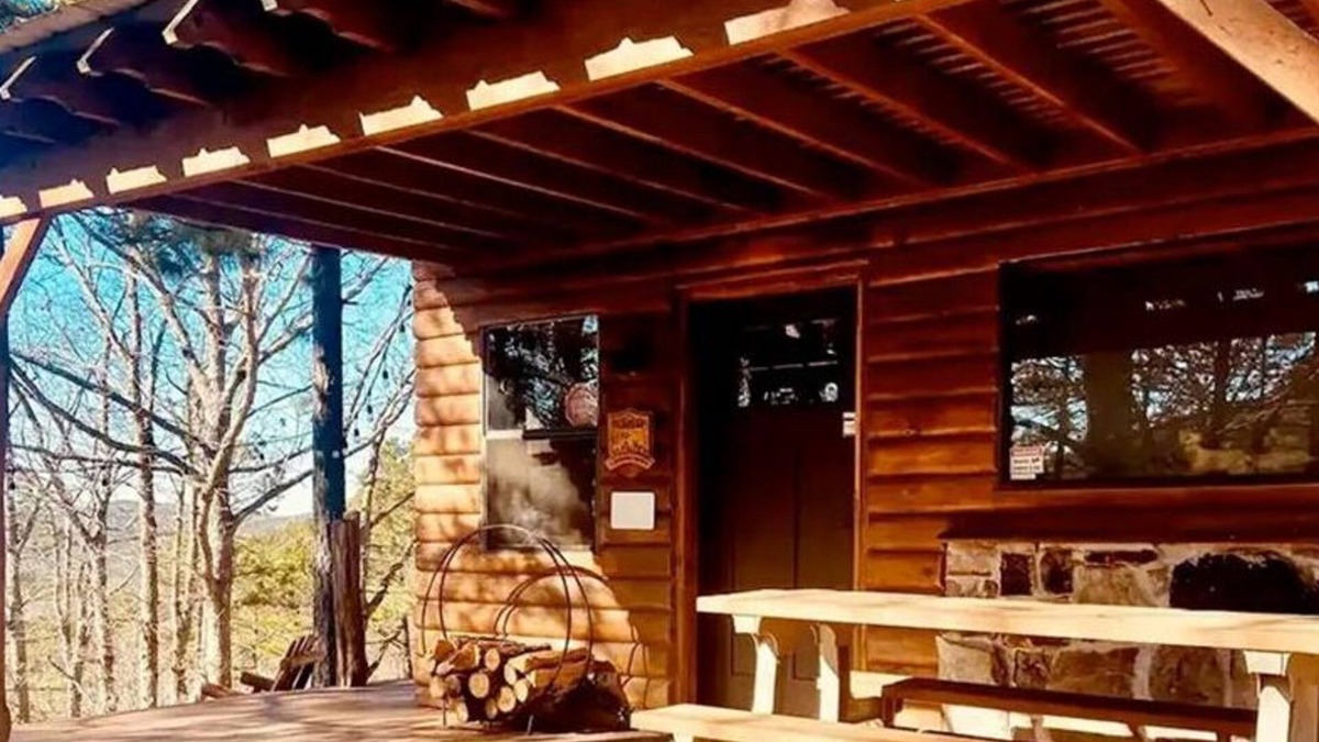 Smithville Cabin | Secluded mountain top cabin with amazing views and hot tub!