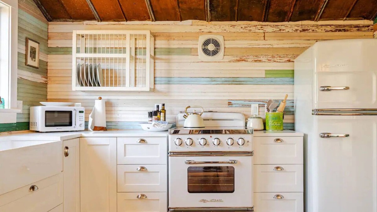 Danbury Cottage | Secluded Mountaintop Cottage on 10 Acres