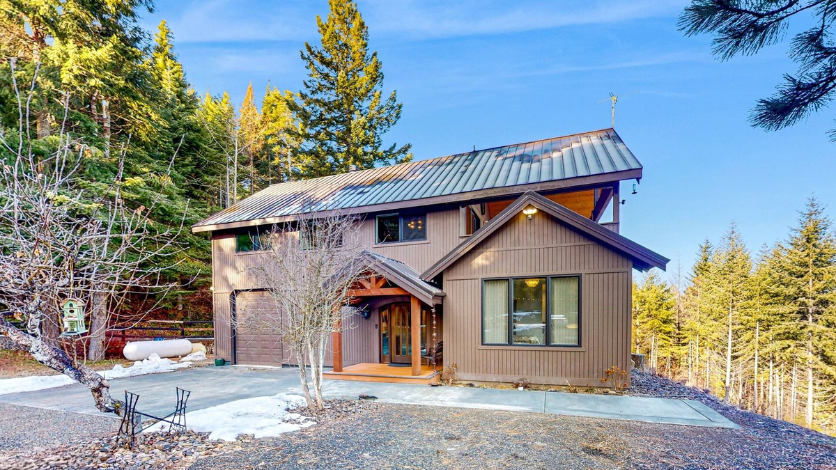 Cle Elum House | Secluded mtn-view home with game room, private hot tub, outdoor kitchen, & grill