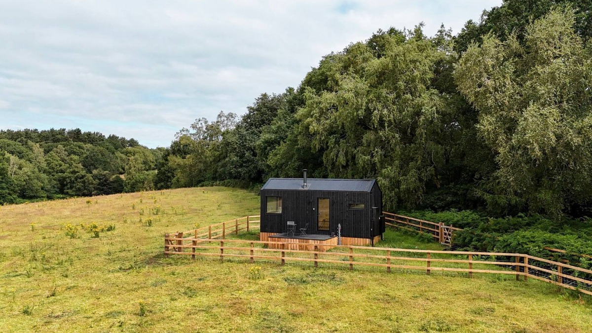 Newcastle-Under-Lyme Cabin | Secluded Off-Grid Woodland Hideaway with Scenic Trails