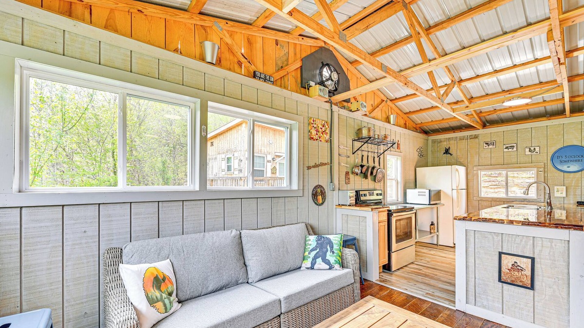Livingston Cabin | Secluded on 10 Acres: Livingston Getaway w/Sauna!