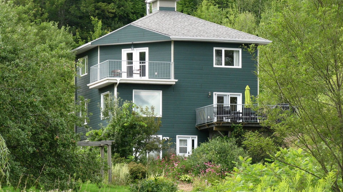 Hatley House | Secluded, peaceful country house on a magnificent 5-acre site.