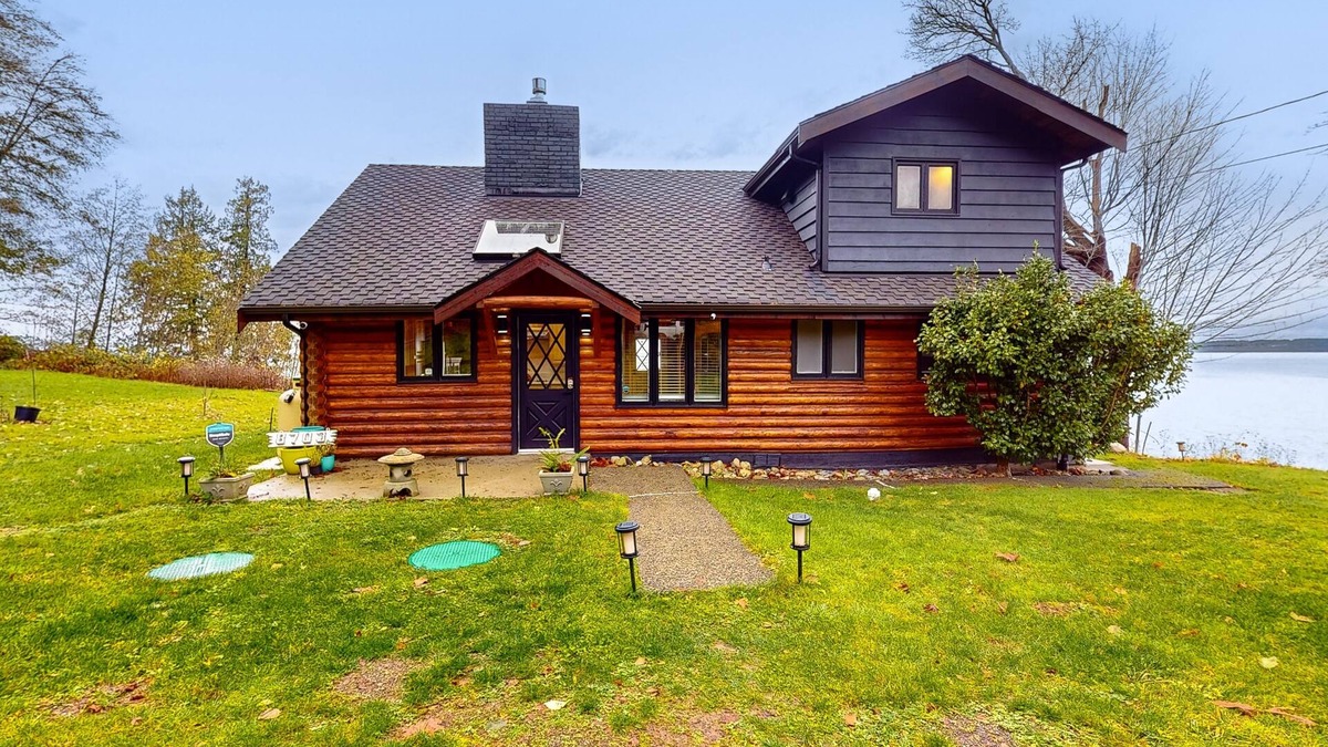 Blaine Cabin | Secluded, peaceful waterfront cabin with furnished patio & full kitchen