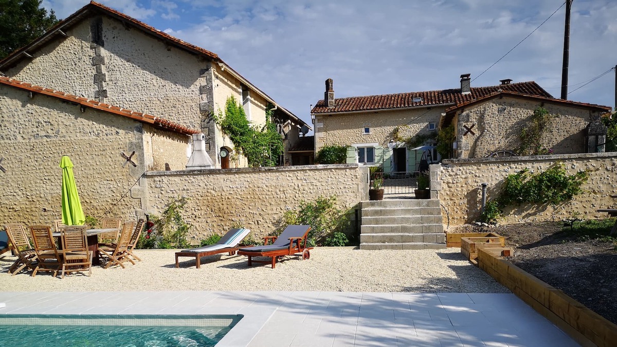 Salles-Lavalette House | Secluded, pet friendly, luxurious 3 bedroom house, 11 x 5m swimming pool