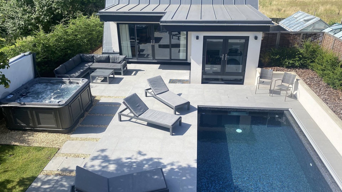 Cuddesdon House | Secluded Pool House with private pool and hot tub.