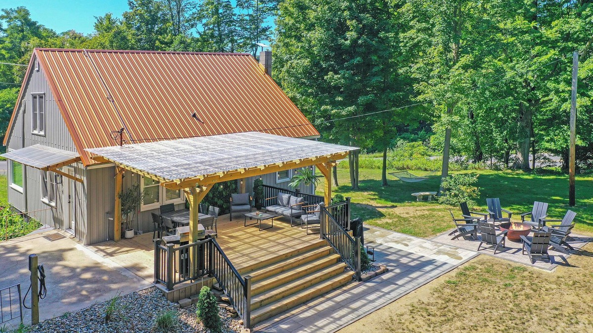 New Buffalo Cottage | Secluded Retreat, Hot Tub, Fire Pit, Wildlife Views, Near New Buffalo Beach!