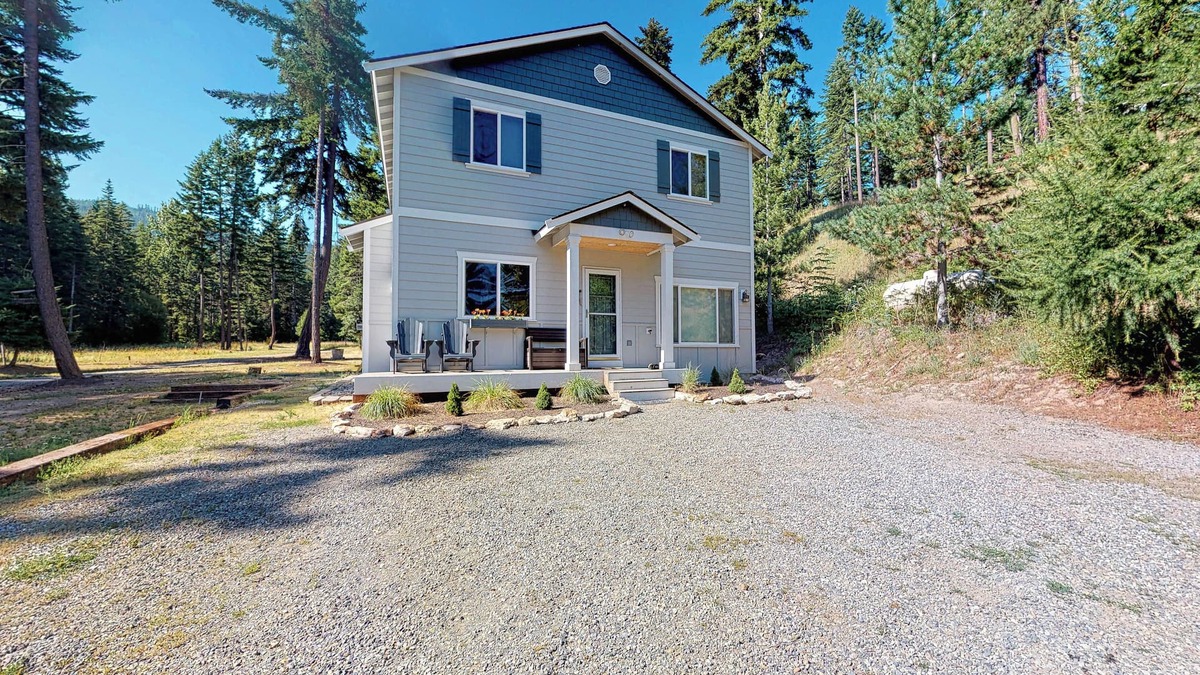 Cle Elum House | Secluded retreat with stunning views, private hot tub, game room & fireplace