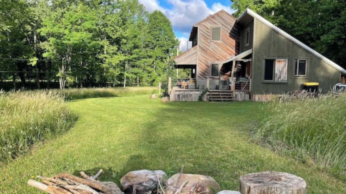 Davis House | Secluded River access , restored farmhouse along Dry Fork River