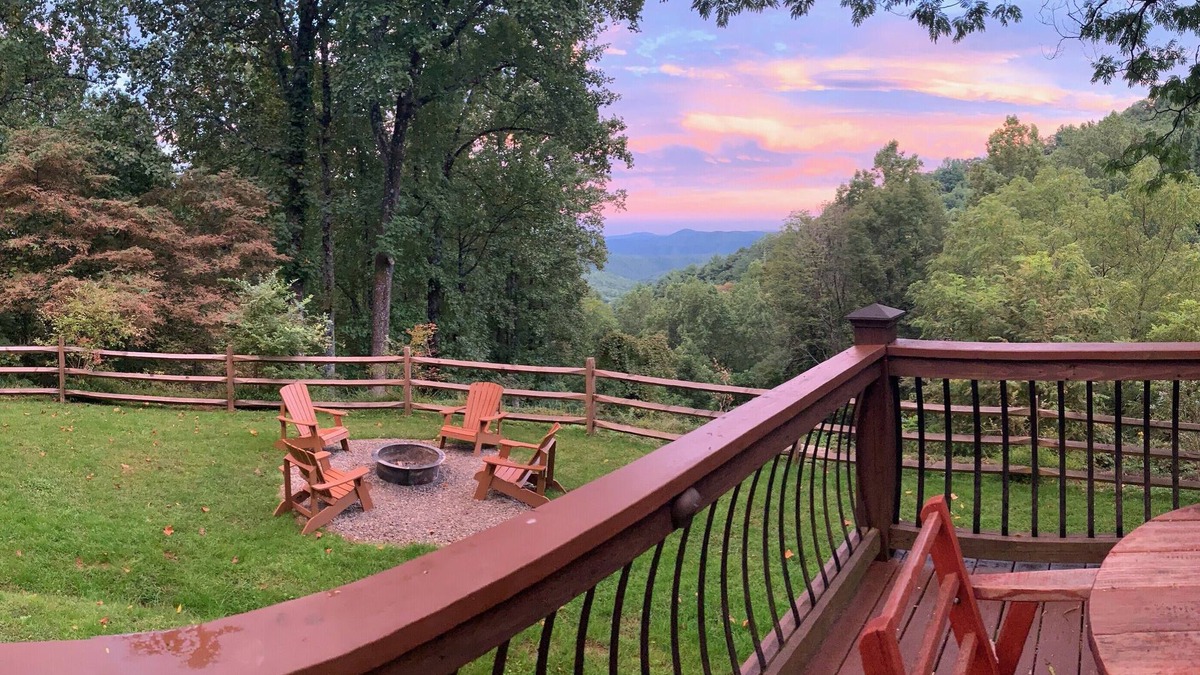Apple Ridge Cabin | Secluded & Romantic, Blowing Rock, Views, Hot tub - The Red Rover