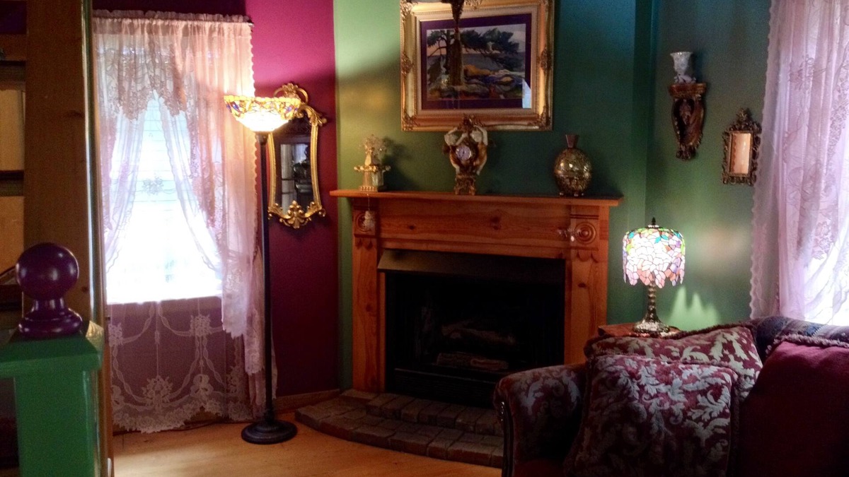 Eureka Springs Historic District Cottage | Secluded Romantic Dollhouse BnB in Downtown Historic District