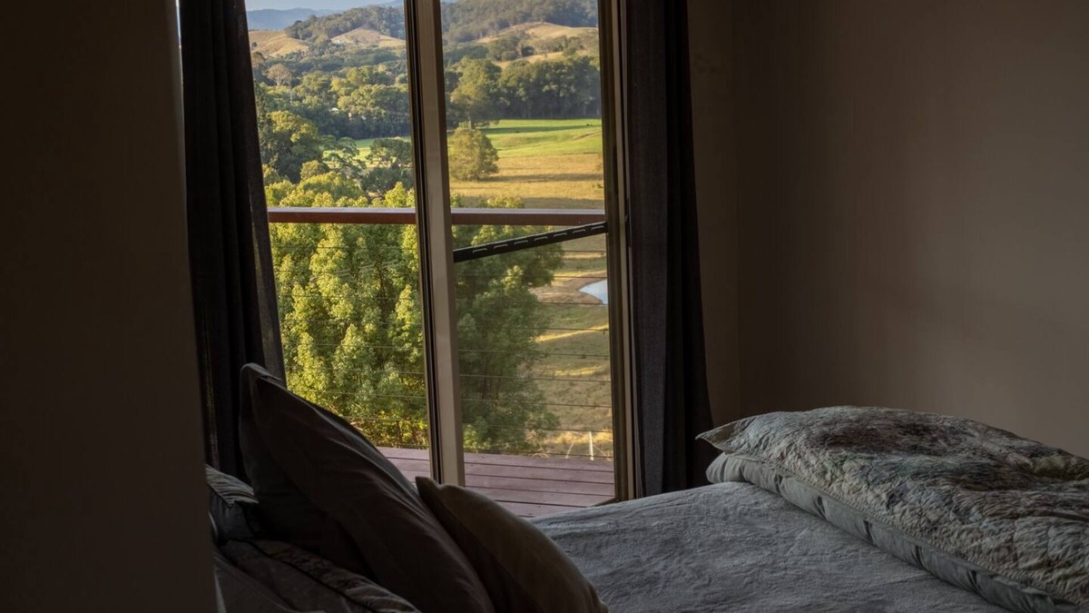 Dunbible House | Secluded Rural Oasis: Misty Mornings and Expansive, Far Mountain Views