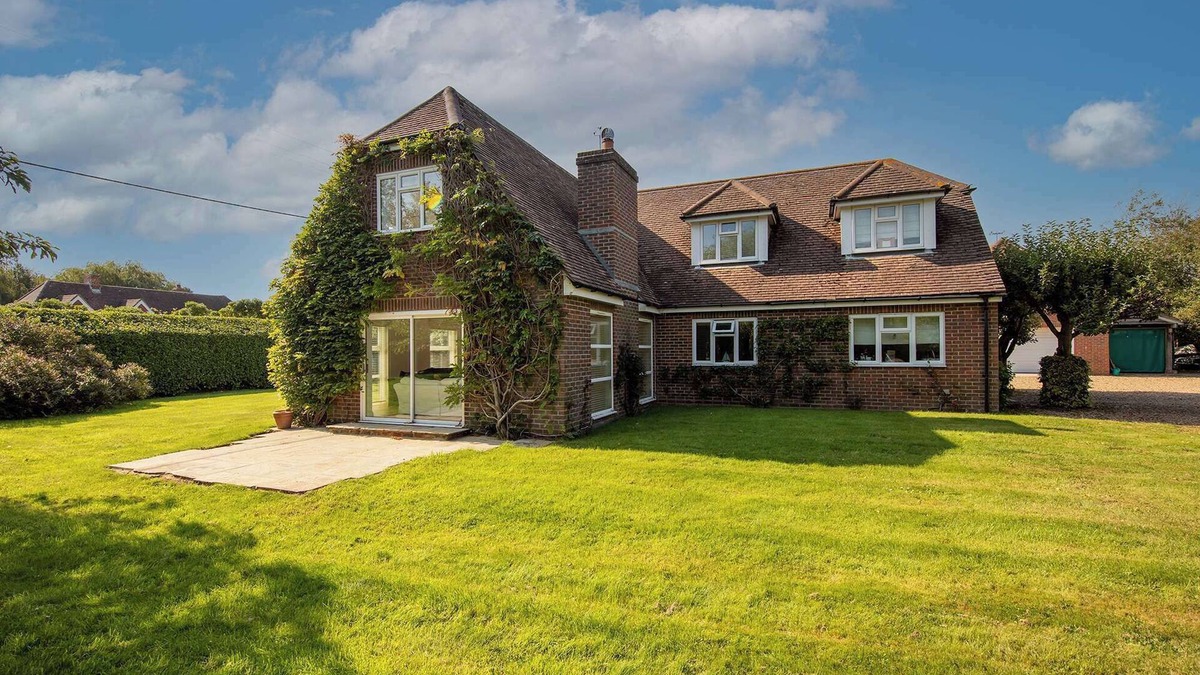 Birdham House | Secluded rural retreat, close to beach - sleeps 12