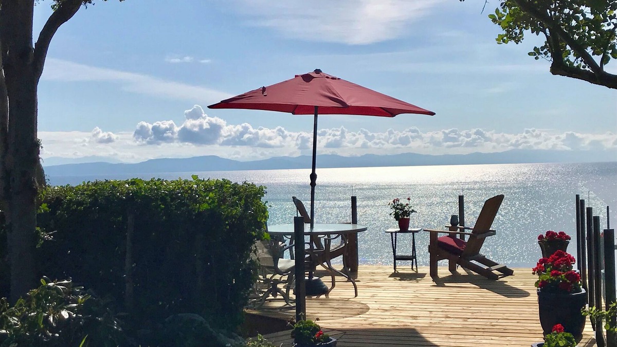 Comox House | Secluded Sandy Beach All To Yourself! Panoramic Ocean and Mountain views.