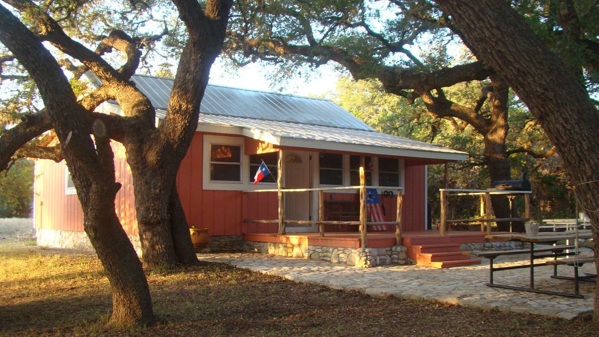 Leakey Cabin | Secluded, shady river front Get-away cabin