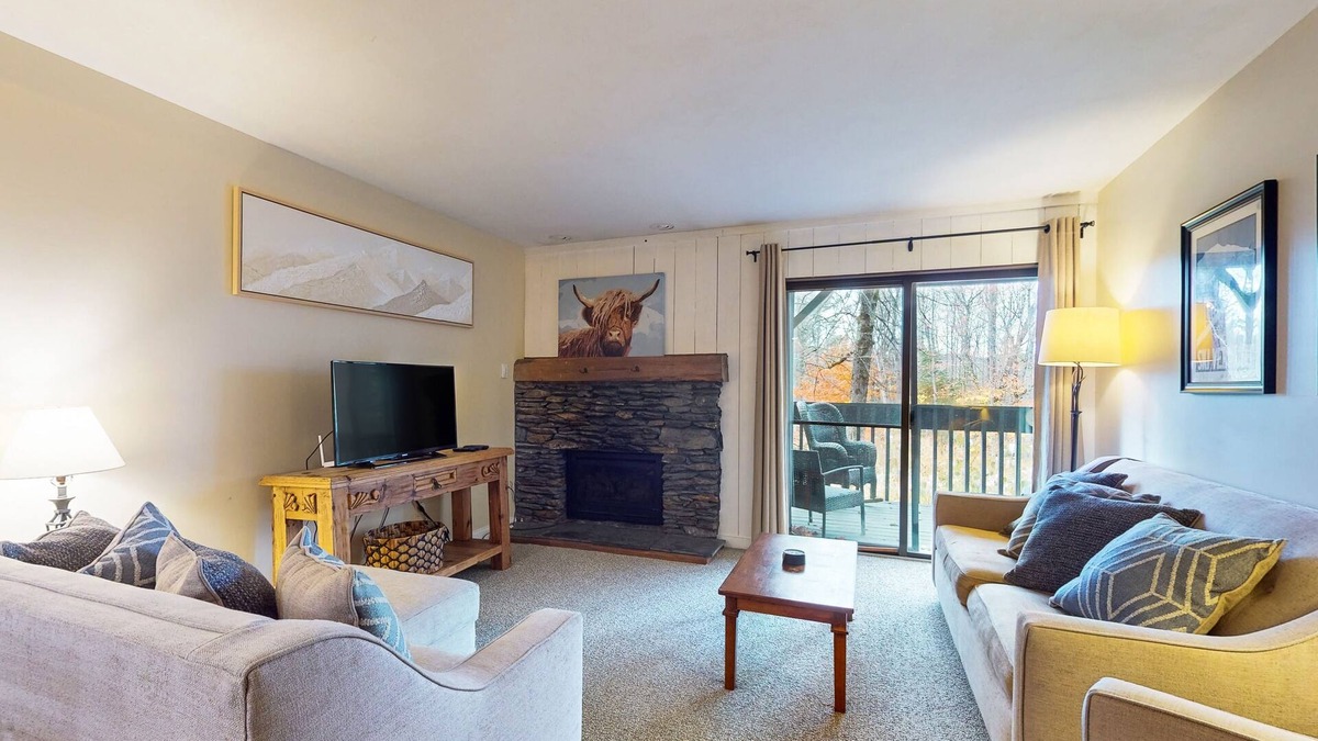 Mendon Condo | Secluded ski condo near Killington with fast WiFi, shared outdoor pool, & tennis
