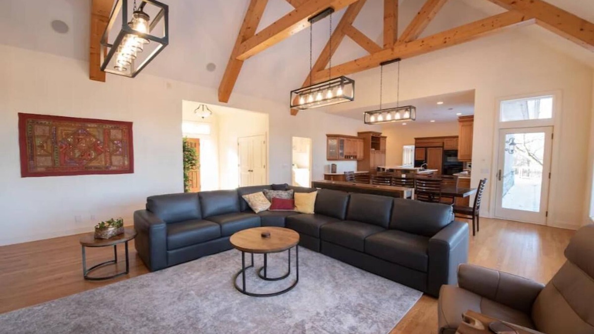 Blaine House | Secluded Spa-cious Retreat 11+3