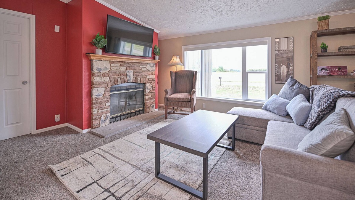 Emerado House | Secluded, Spacious 3Bd 2Ba 3/4 Acre, 13min to UND, <1mi Grand Forks AFB,