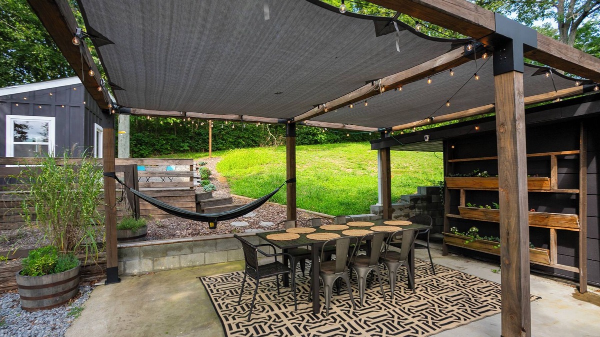Dickerson Road House | Secluded, Spacious Retreat with Sports Field - Only 13 mins to Downtown!