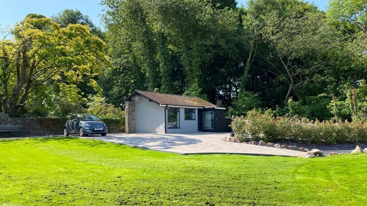 Pill House | Secluded Studio Apartment with Gated Private Parking, Abbots Leigh
