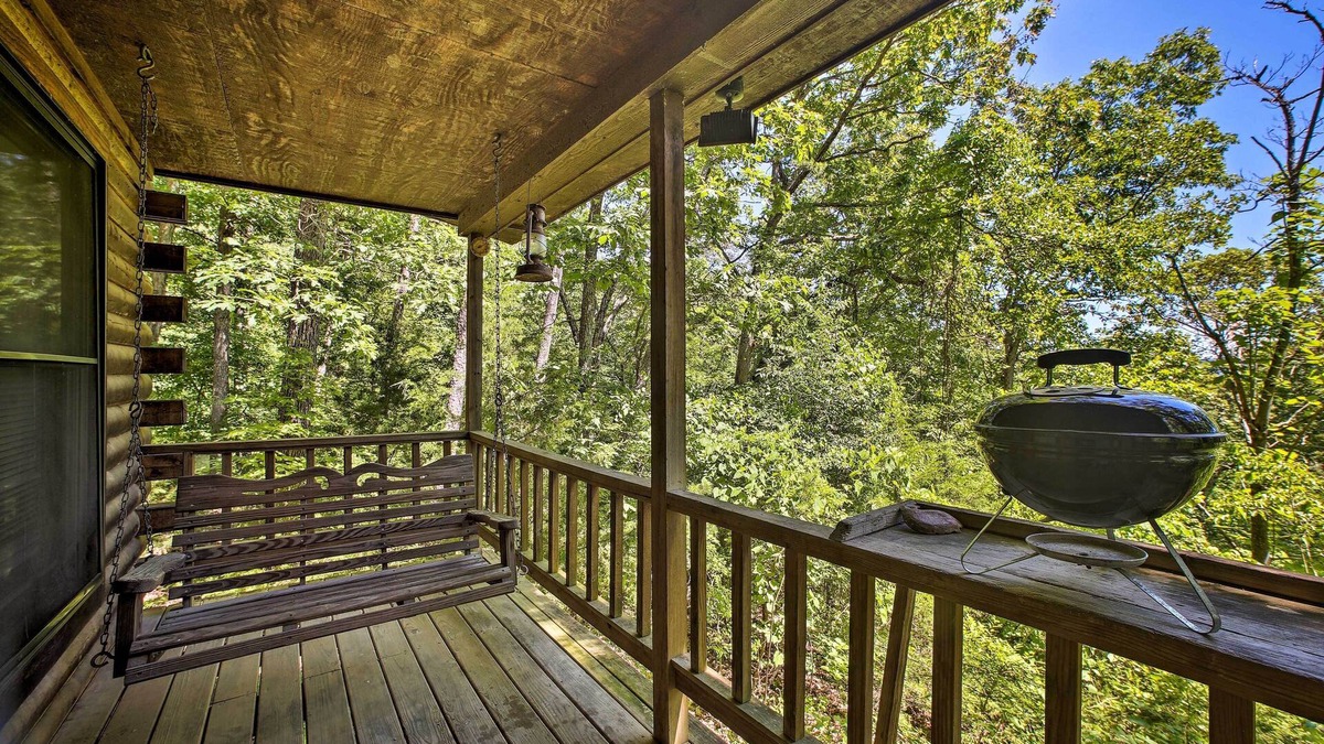 Eureka Springs Cabin | Secluded Studio w/Deck ~ 8 Miles to Beaver Lake!
