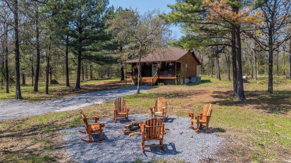 Cookson Cabin | Secluded Tenkiller Cabin close to all Marinas! Less than 5 Minutes from Marinas!