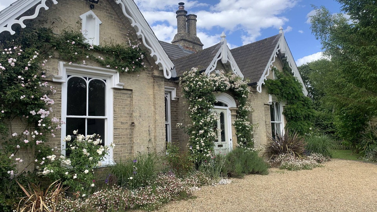 Rendham House | Secluded Victorian Gothic Cottage, pretty,garden, modern comforts. Beach 20 mins