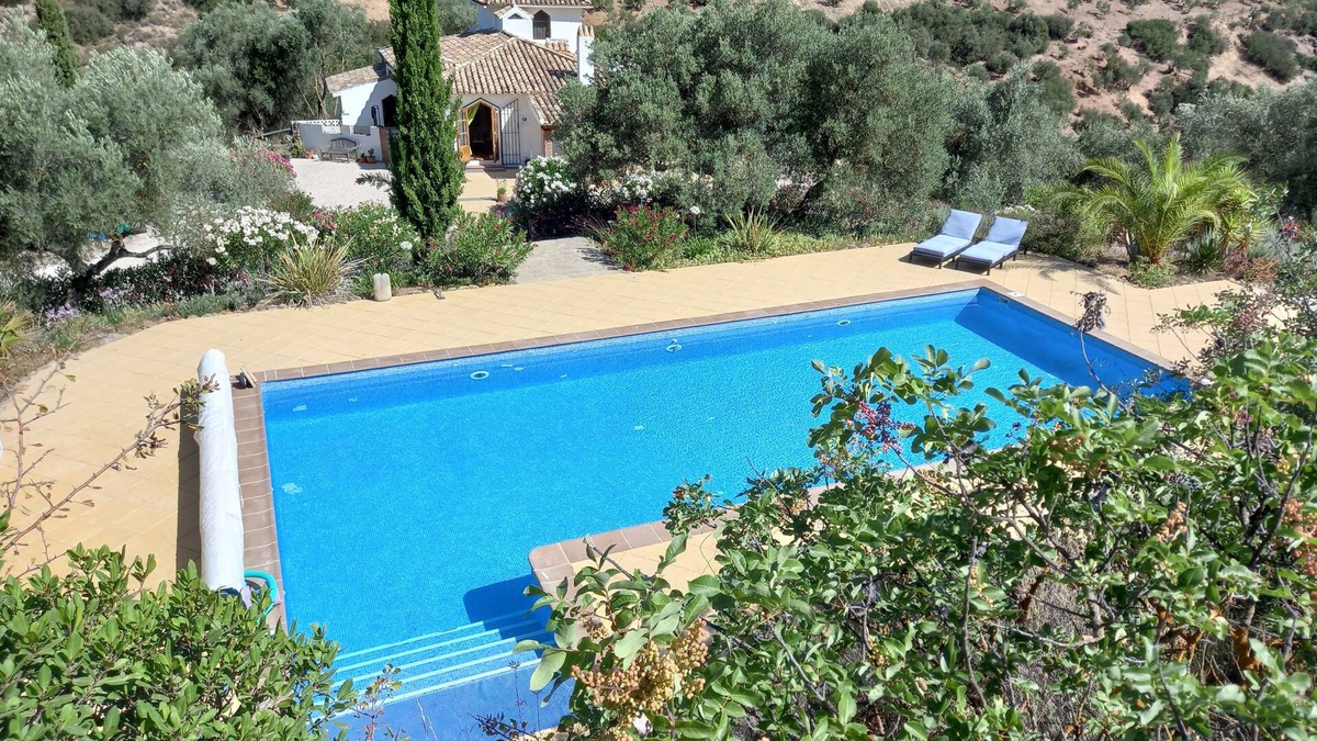 Loja Villa | Secluded villa with fabulous pool and jacuzzi, in a beautiful tranquil location