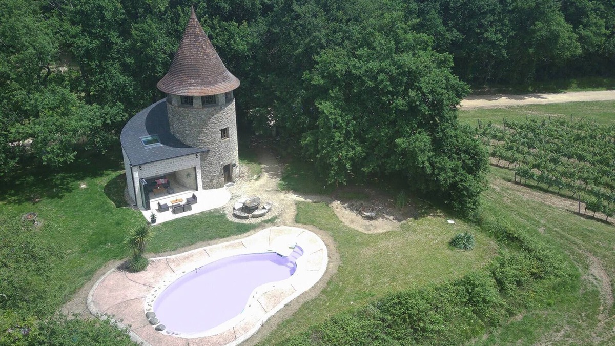 Coutures House | Secluded Vineyard Windmill