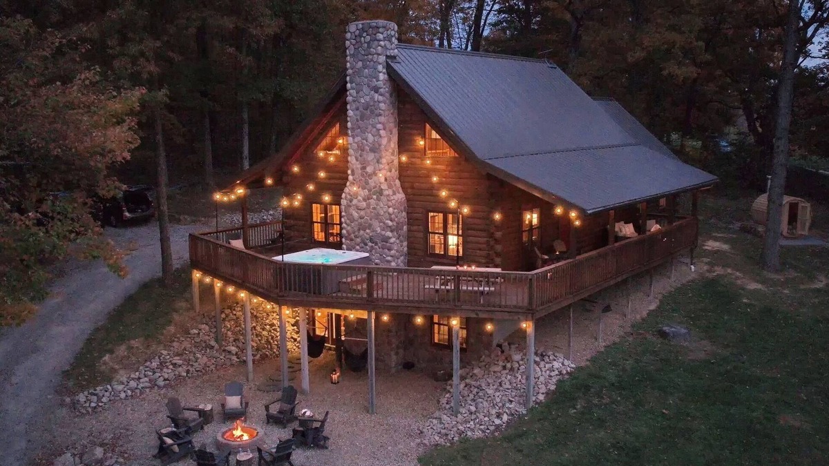 Carbon Hill Cabin | Secluded w/View! Hot tub! Sauna! Sleeps 14!