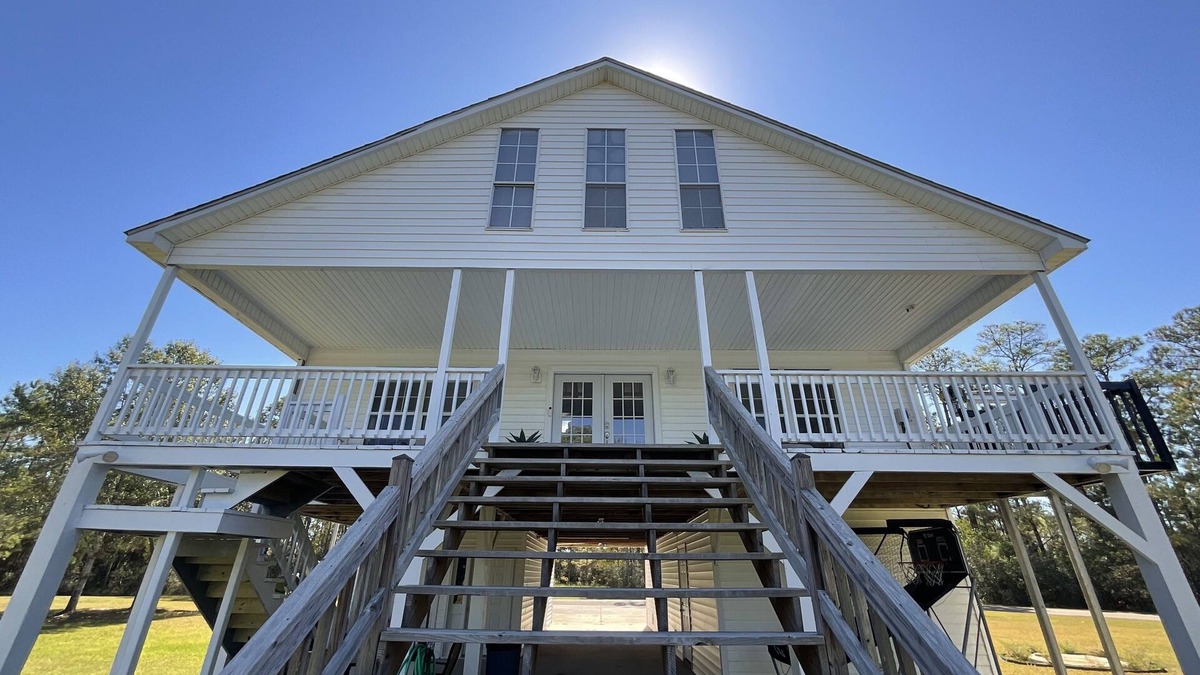 Shoreline Park House | Secluded Waterfront Home