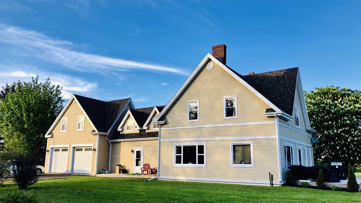 Meadowbank House | Secluded waterview farmhouse near city + beaches