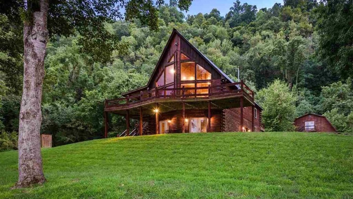 Norfork Cabin | SECLUDED WHITE RIVERFRONT CABIN -SLEEPS 2-10, GREAT FAMILY & FISHERMEN GETAWAY