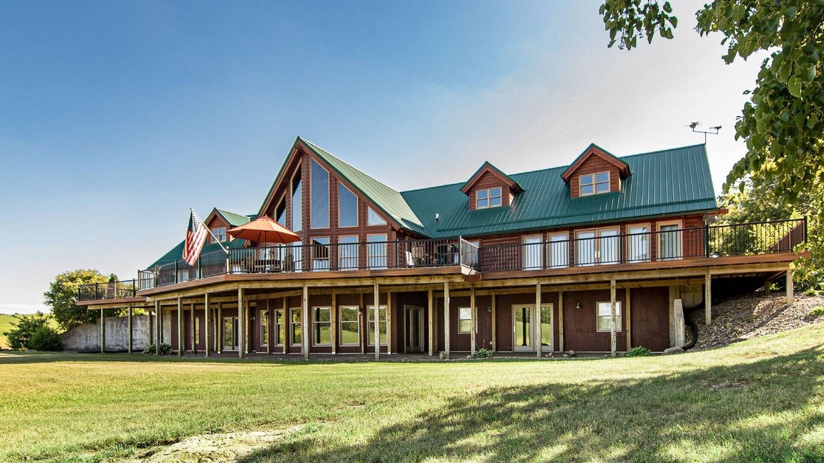 Sabula Cabin | Secluded wooden lodge great for the perfect getaway