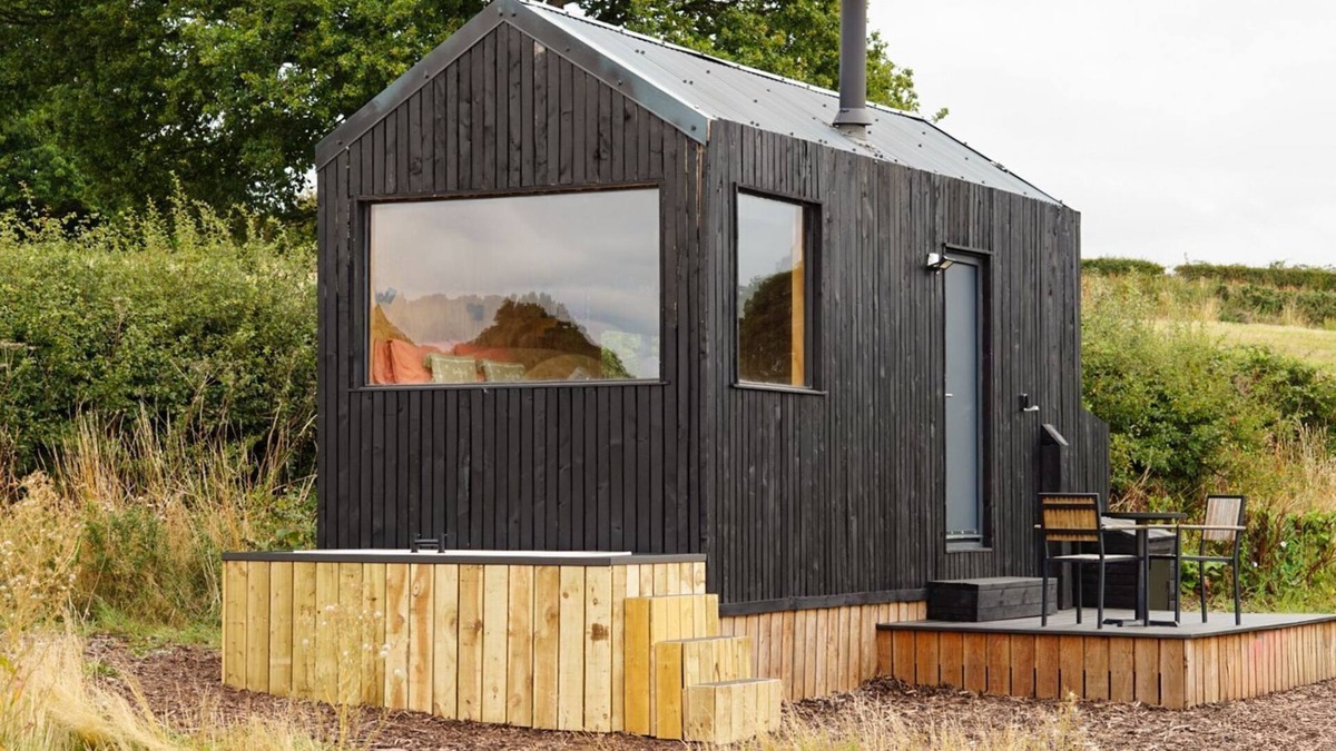 Cheshire West and Chester Cabin | Secluded Woodland Romantic Off-Grid Cabin With Firepit