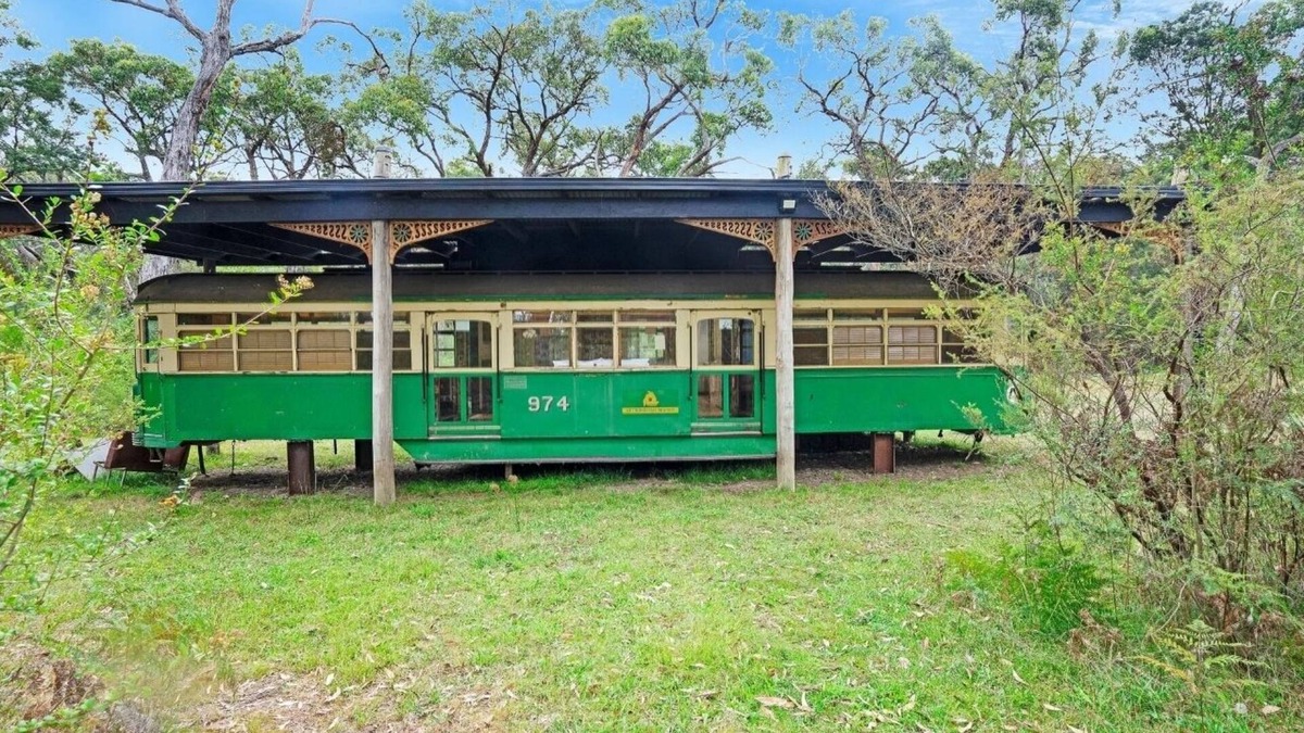 Balnarring House | Seclusion, Tram, Native Bush, Wineries, Beaches, Melbourne Icon, Village nearby