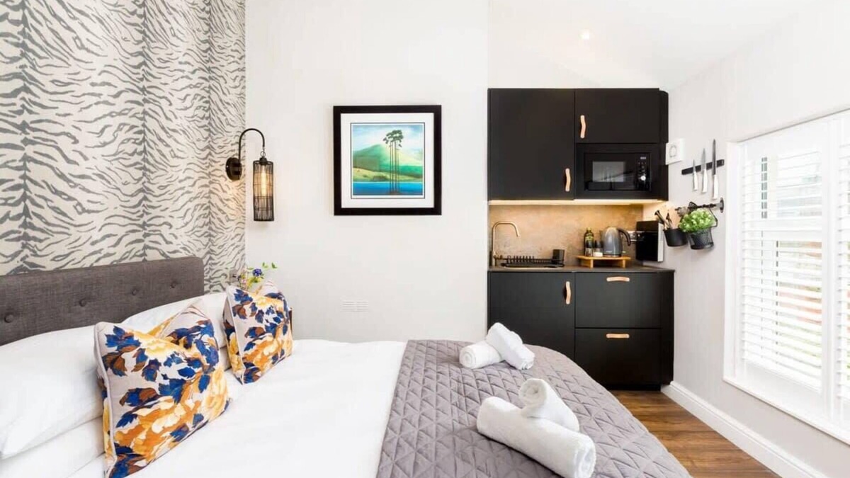 Warrington Apartment | Second floor compact studio with mini kitchen