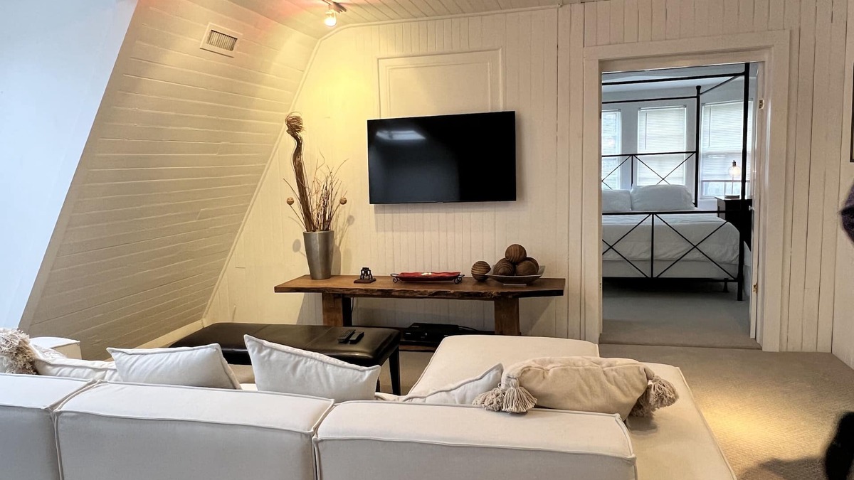 Cove - East Side - Shippan Cottage | Second floor cottage apartment located in a private community.