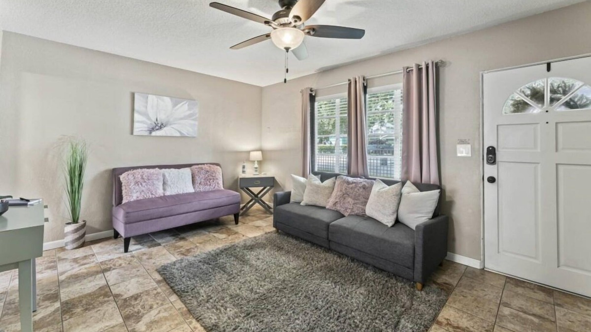 Riverside House | Seconds away from the fun in Historic Riverside!