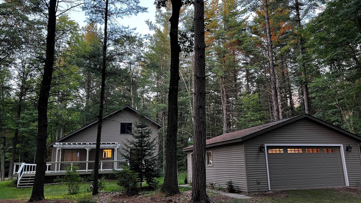 Alger House | Secord Lake Private Wooded Luxury Retreat