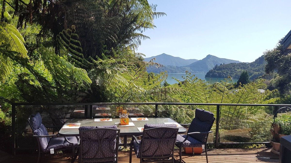 Moetapu Bay Apartment | Secret Bay Home. Perfect location. Walk to Beach