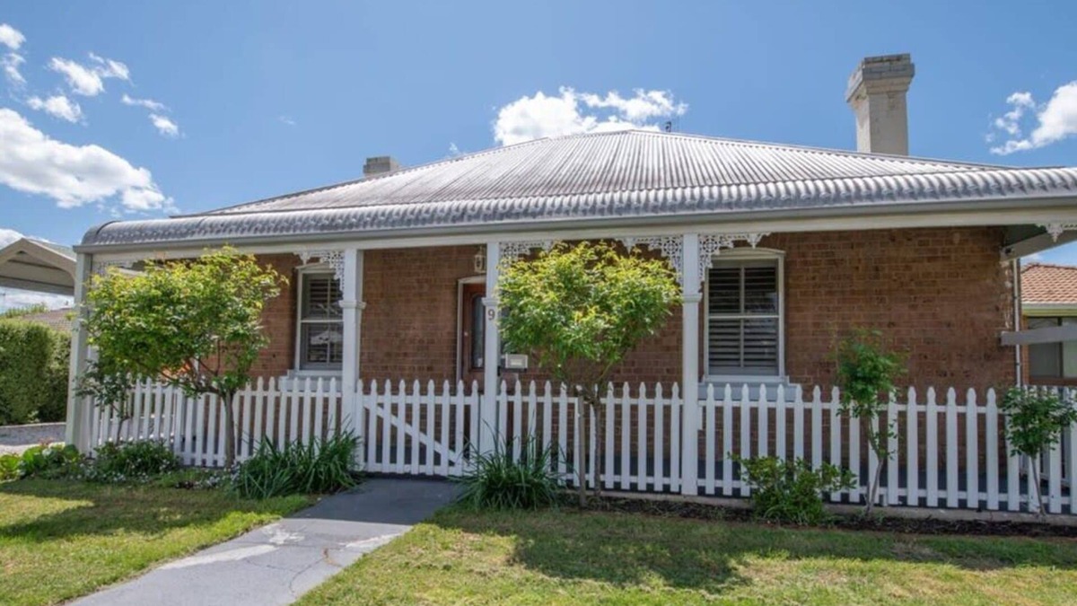 Orange House | Secret Cottage - Charming & Lovingly Restored, Firepit
