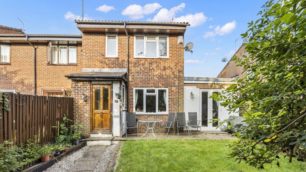 Broadbridge Heath House | Secret Garden House with Free Parking By My Getaways